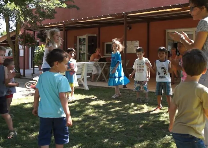 Confort 4 Pers, Terrasse Jardin - Api-1-52-1942 Camping Montlaur (Aveyron)